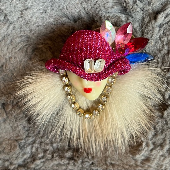 Vintage art deco porcelain and mink woman in pink hat brooch pin - Picture 4 of 13